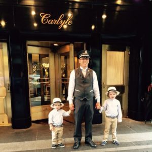 Μικροί καλεσμένοι με τον Doorman του θρυλικού ξενοδοχείου Carlyle στη Νέα Υόρκη, μέλος της οικογένειας ξενοδοχείων Rosewood