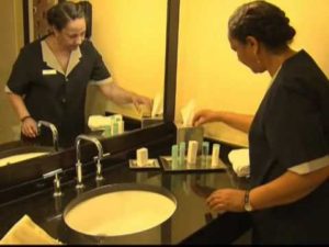 Οι καθαρίστριες του ξενοδοχείου παροτρύνονται να είναι οπτικά ευαίσθητες